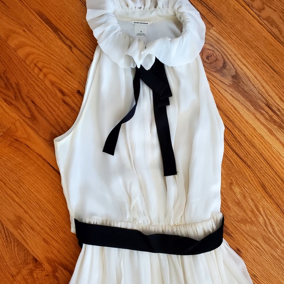 Elegant White Sleeveless Dress with Black Accents - Picture 2 of 10